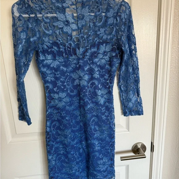 Elegant Blue Lace Dress - Picture 3 of 9